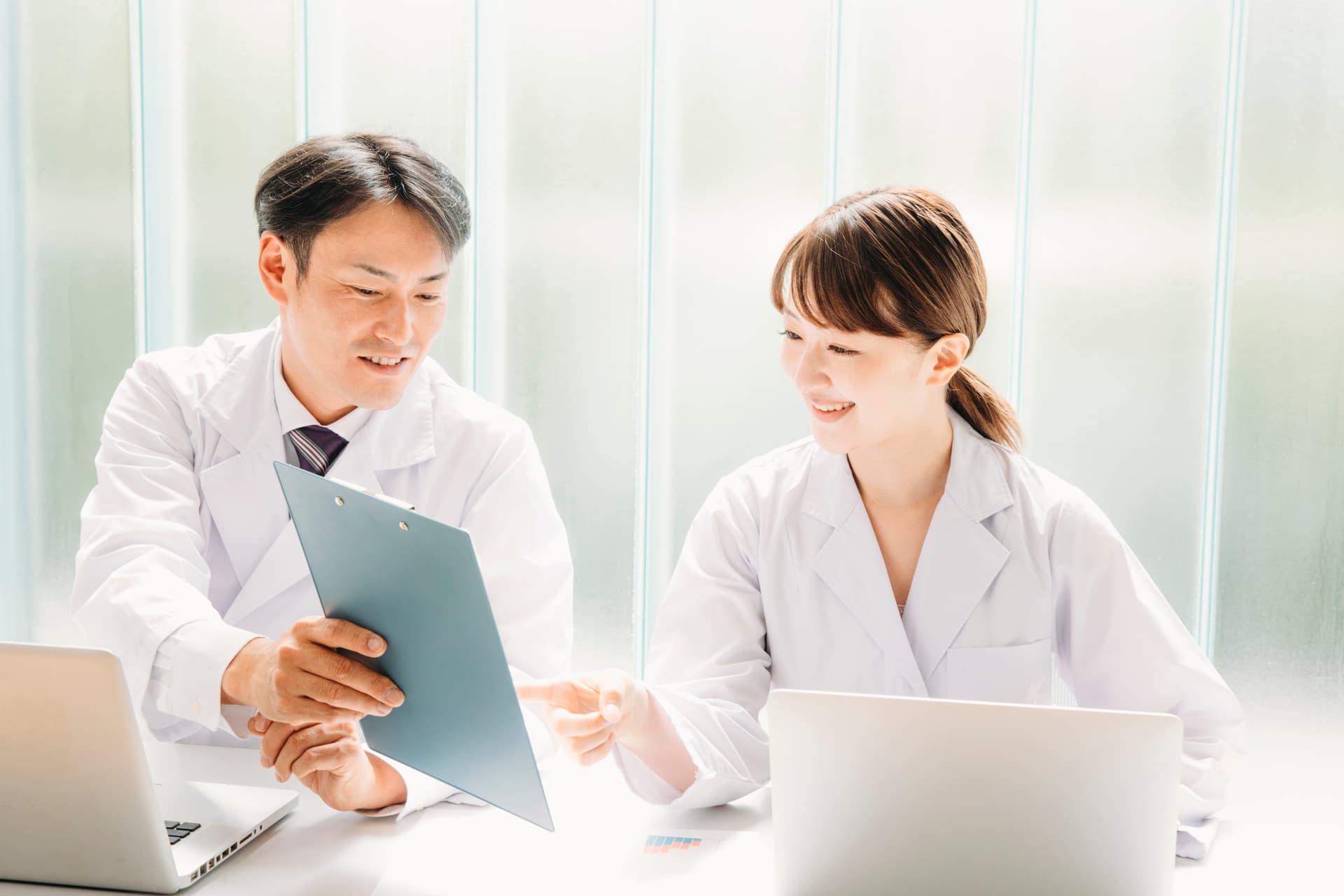 外来診療：医療従事者が協力して診療業務を行う様子